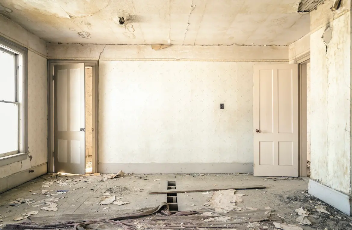 Waste disposal crew managing a cleanout project in Valley Grande